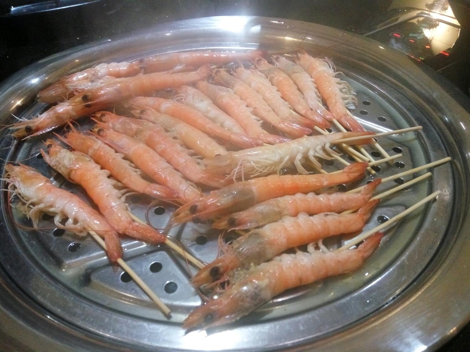 蒸熟的基围虾